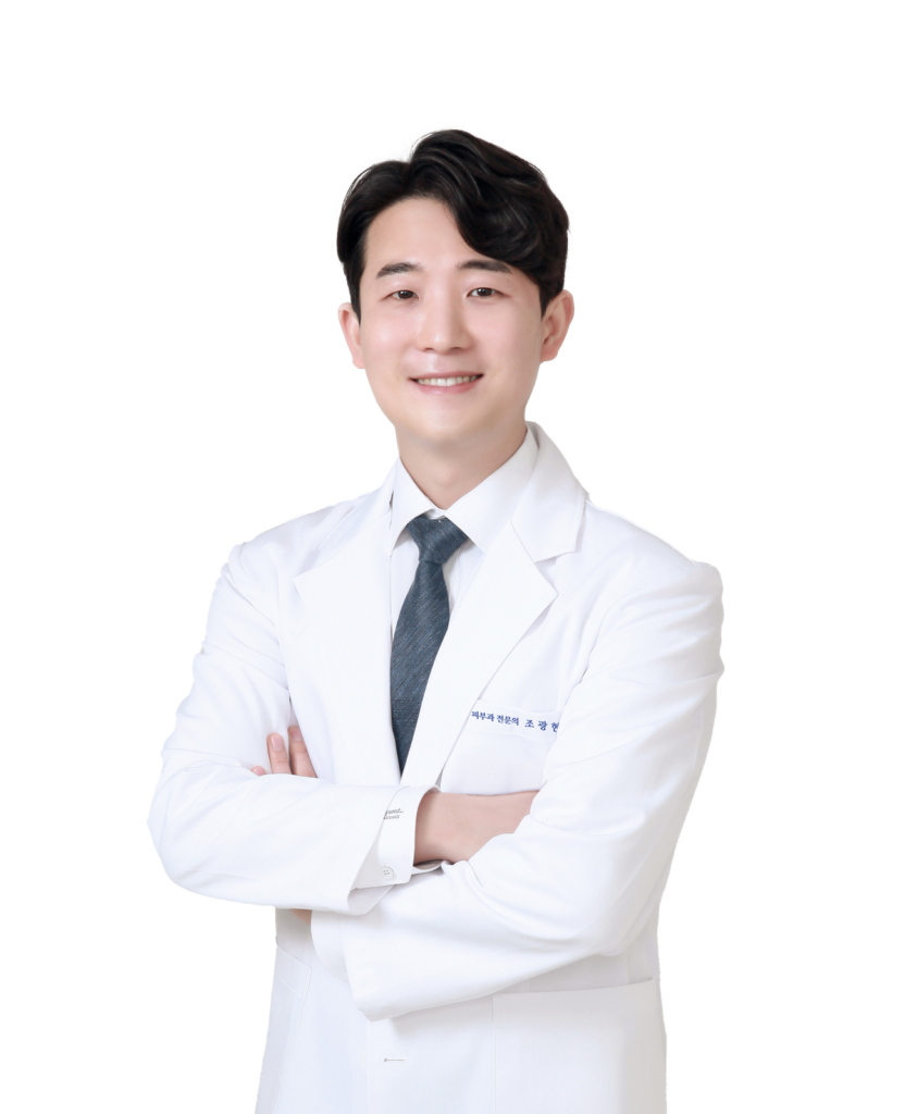 밝은 베이지색 배경 앞에서 남색 정장에 푸른색 넥타이를 맨 광피부과의원 청담 대표원장이 정면을 보고 미소 짓고 있는 프로필 사진입니다.